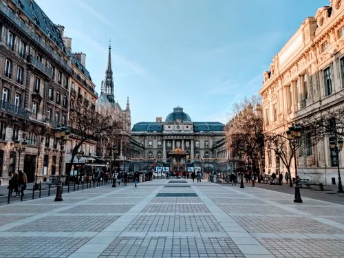 Paquete de viaje París y Zúrich con la Torre Eiffel y el centro histórico de Zúrich