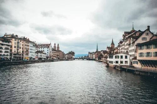 Paquete de viaje París y Zúrich con la Torre Eiffel y el centro histórico de Zúrich