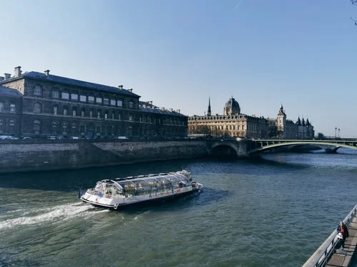 Paquete de viaje París y Zúrich con la Torre Eiffel y el centro histórico de Zúrich