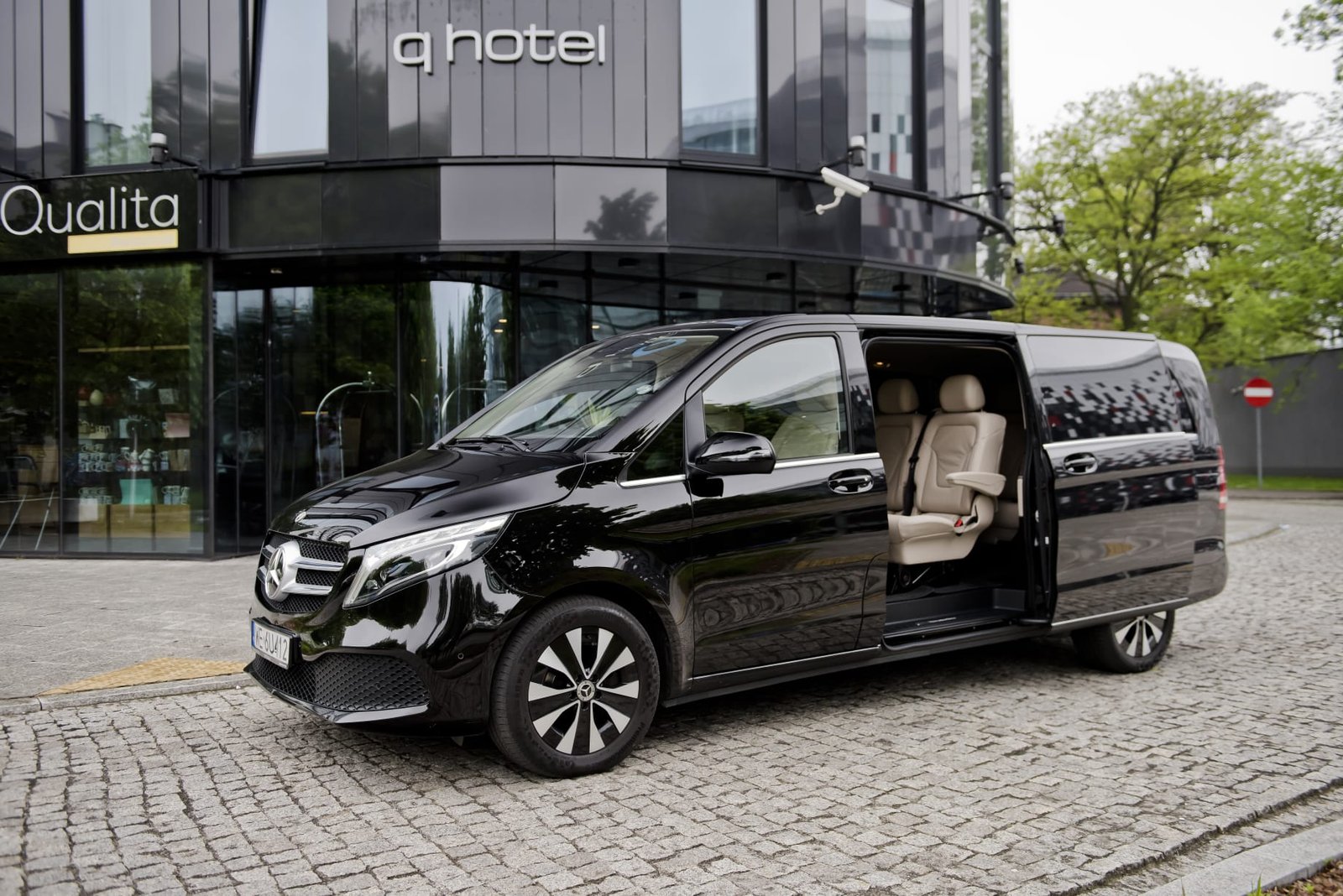You are currently viewing Business Chauffeur Service Amsterdam: The Smart Choice for Corporate Travelers